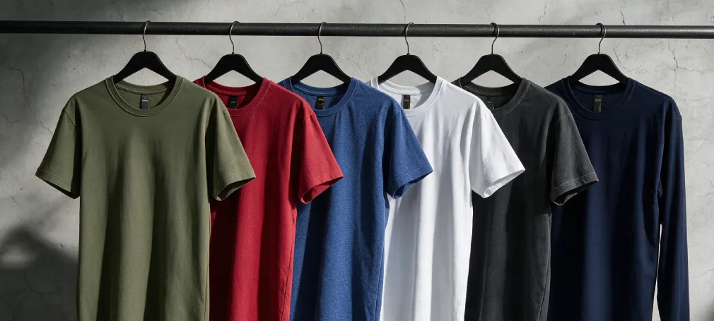 Playeras Bones Fit de distintos colores colgadas en un rack